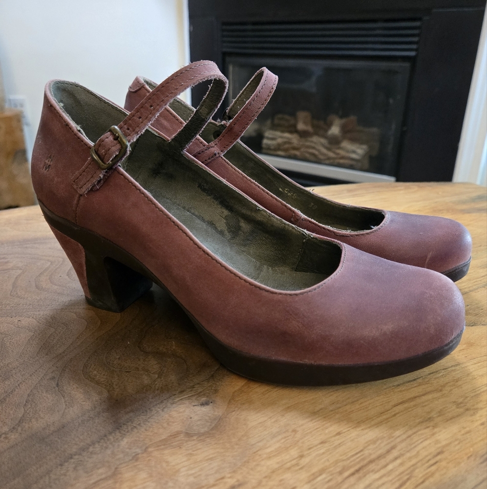 El Naturalista Mauve Eco Leather Heels with Adjustable Ankle Strap & Rubber Sole